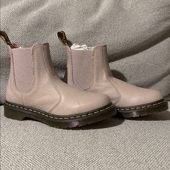 Dr. Martens Virginia Leather Chelsea Ankle Boots Vintage Taupe 2976 size 8 - Picture 1 of 10